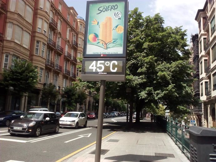 Termómetro marcando 45 grados en una calle de Bilbao