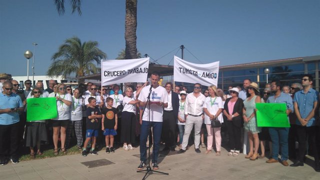 Imagen de la concentración en defensa del turismo de cruceros en el Puerto de Palma.