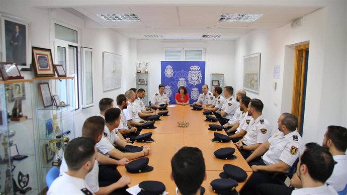 Valenzuela (centro), recibe a los nuevos policías nacionales