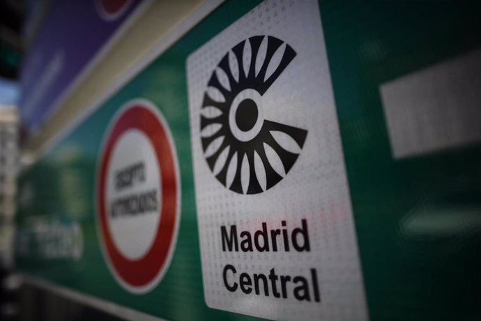 Imagen de archivo de una señal de tráfico de Madrid Central con la indicación de 'Circulación Prohibida Excepto Autorizados'.