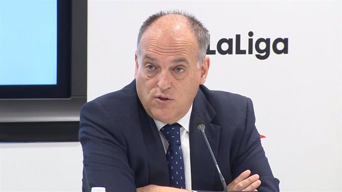 El presidente de LaLiga, Javier Tebas, en la firma del acuerdo de colaboración con la Superliga de China para desarrollar el fútbol. 