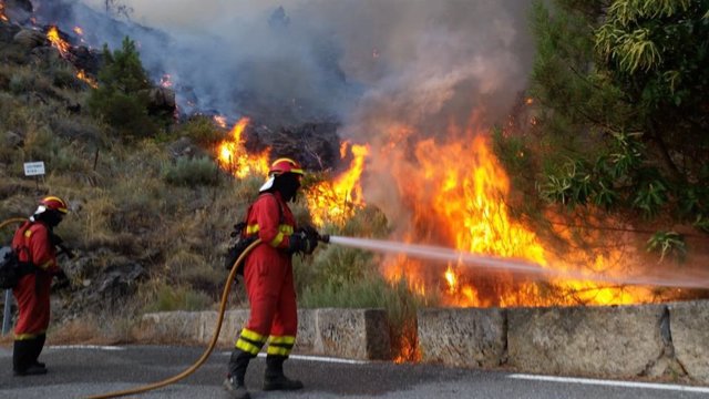 Imagen de archivo de bomberos sofocando un incendio en el sur de la provincia de Ávila.