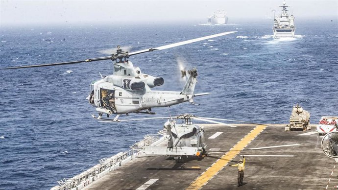 Un helicóptero de EEUU despega del 'USS Boxer'
