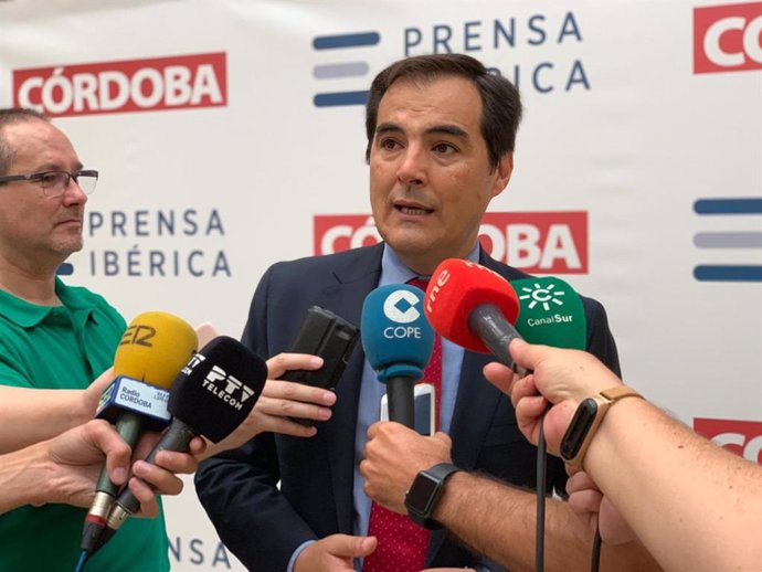 El portavoz del PP-A en el Parlamento de Andalucía, José Antonio Nieto, atiende a los periodistas en Córdoba.