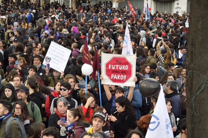 Profesores de Chile durante las manifestaciones para exigir mejoras en la educación.