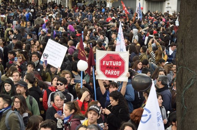 Profesores de Chile durante las manifestaciones para exigir mejoras en la educación.