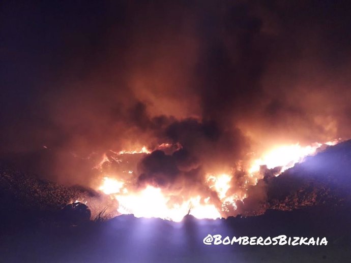 Incendio del vetedero en Zalla (Bizkaia)