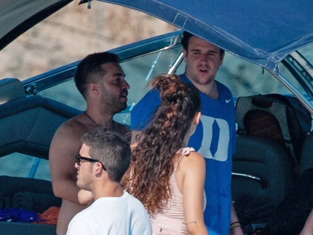 Álex Lequio en Ibiza junto con su pareja y amigos