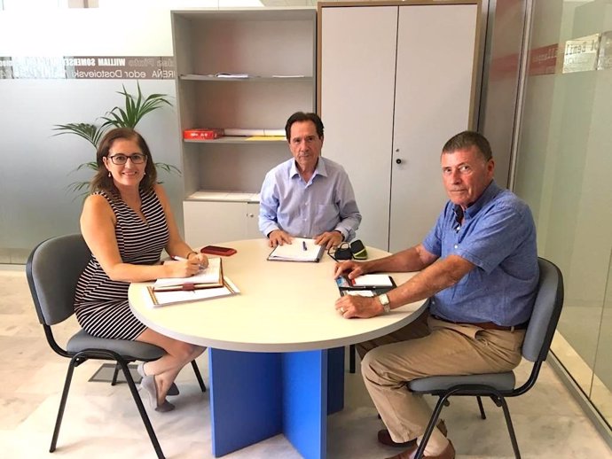 Tom Smulders con la concejal de Seguridad de San Bartolomé de Tirajana (Gran Canaria), Inés Rodríguez, y su asesor Juan Campos