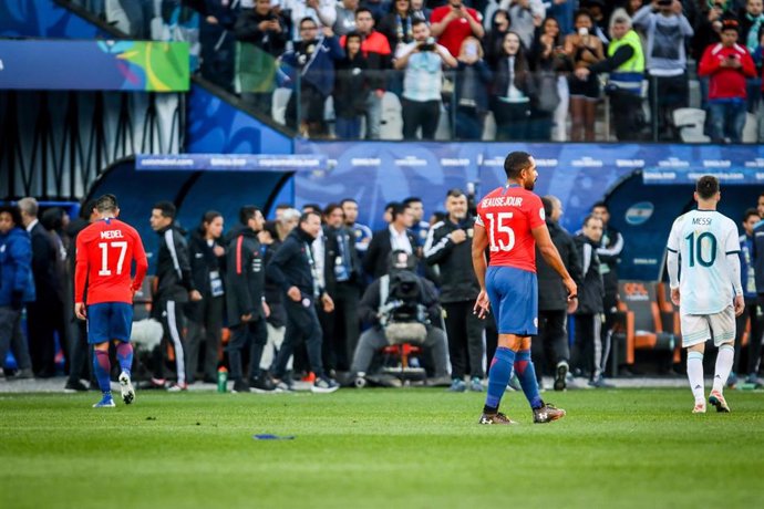 Medel y Messi abandonan el campo tras ver la roja en el tercer y cuarto puesto de la Copa América 2019