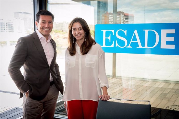 El director corporativo de Esade, Julio Villalobos, y la directora general de digitalES, Alicia Richart, en la firma del acuerdo de colaboración.
