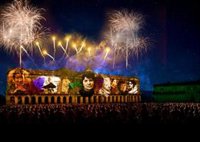 Milagros Otero aparece en el ensayo del espectáculo de luces en la Praza do Obradoiro el día que dimite como valedora