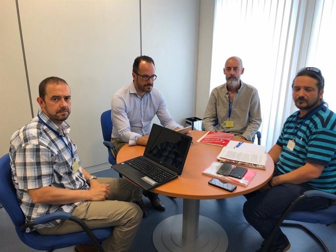 El diputado de Voix, Igancio Blanco, recibe a parte del comité de empresa de Zener.