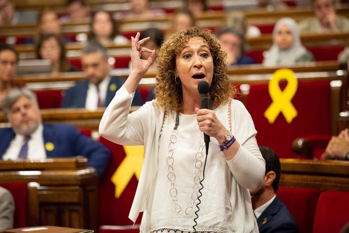 La consejera de Justicia de la Generalitat, Ester Capella, interviene desde su escaño en una sesión del pleno del Parlament de Catalunya.