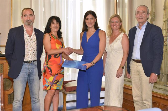 La alcaldesa de Santander, Gema Igual, con representantes de los sindicatos UGT, CSIF y CCOO y el concejal de Personal, Pedro Nalda, tras la firma del acuerdo
