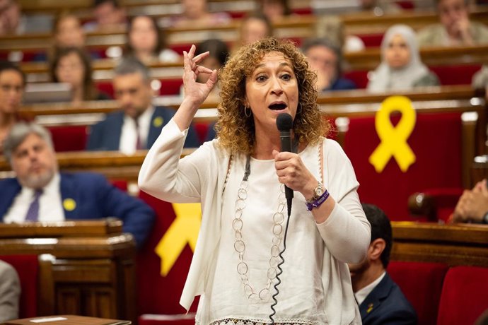 La consellera de Justícia de la Generalitat, Ester Capella, intervé des del seu escó en una sessió del ple del Parlament de Catalunya.