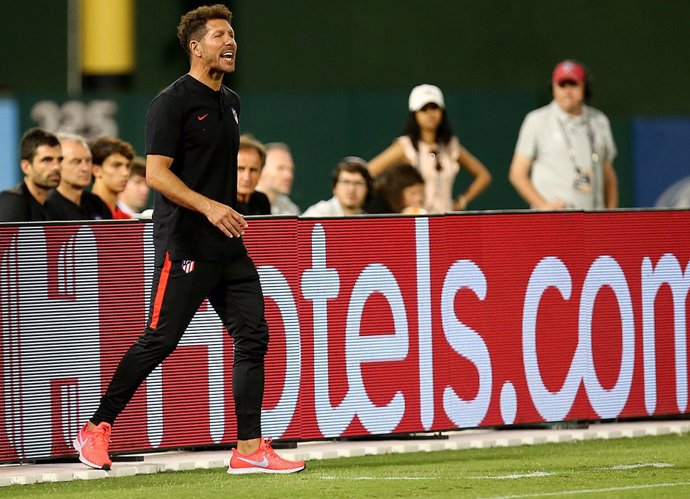 Diego Pablo Simeone da instrucciones desde la banda