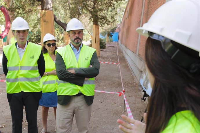 El presidente de la Comunidad de Madrid en funciones, Pedro Rollán, en las obras del nuevo parque en Bravo Murillo.