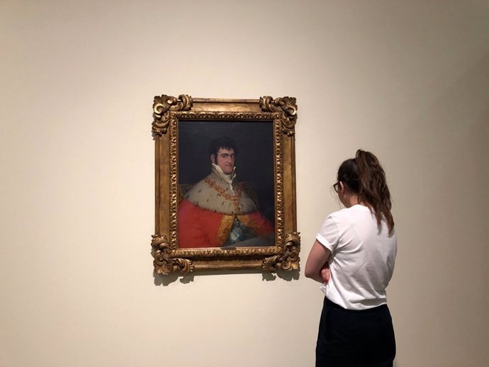 Una joven contempla el retrato de Fernando VII en la exposición 'El viaje del rey. Fernando VII desde Valenay a Madrid. Marzo-mayo 1814', que puede verse en el Museo Goya de Ibercaja en Zaragoza.