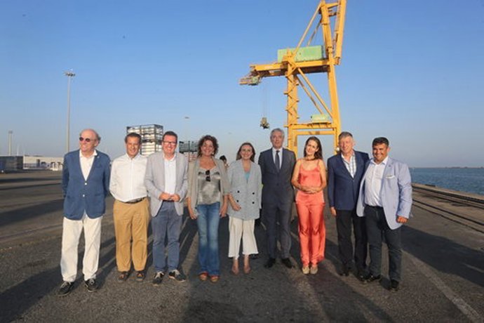 La consejera de Fomento, Marifrán Carazo, en el puerto de Huelva.