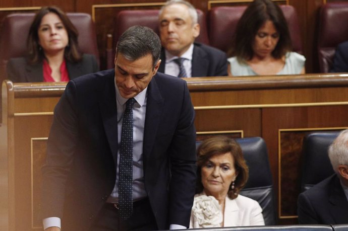 El presidente del Gobierno en funciones, Pedro Sánchez, vota durante la segunda sesión del debate de investidura a la Presidencia del Gobierno.