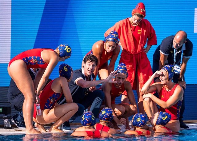 El seleccionador español de waterpolo femenino, Miki Oca, charla con las jugadores durante un partido del pasado Europeo