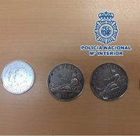Detenidos dos hombres por robar monedas de plata antiguas, relojes y plumas estilográficas en una vivienda en Málaga