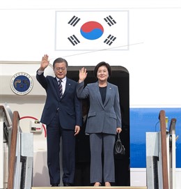 Moon Jae In, presidente de Corea del Sur, con su mujer en el avión presidencial surcoreano