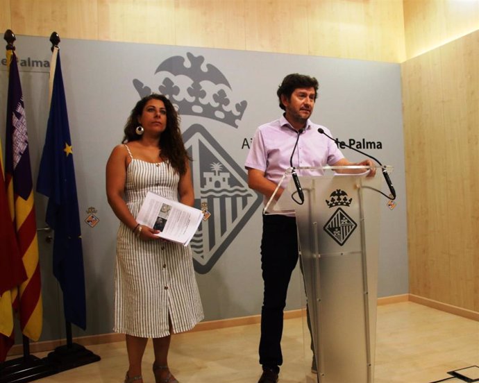 El portavoz del Ayuntamiento de Palma, Alberto Jarabo,  y la regidora de Infraestructuras y Movilidad, Angélica Pastor
