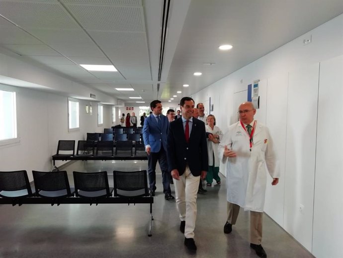 Juanma Moreno en la visita previa a la inauguración del nuevo Centro de Salud Córdoba Centro.
