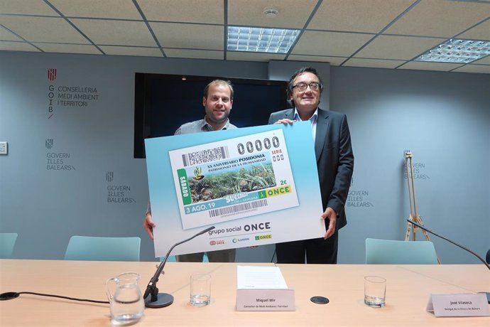 El conseller de Medio Ambiente y Territorio, Miquel Mir, y el delegado de la ONCE en Baleares, José Vilaseca.