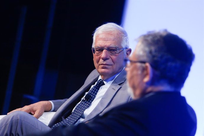 El ministro de Exteriores, Josep Borrell, interviene en el debate con el director del Instituto de Estudios Europeos de la New York University School of Law, Joseph Weiler, en la Casa América de Madrid.