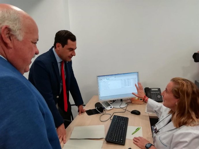 Aguirre, en primer plano, en la visita al Centro de Salud Córdoba Centro inaugurado por Juanma Moreno.