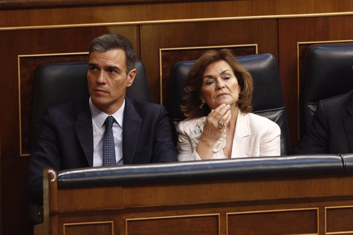 El presidente  y la vicepresidenta del Gobierno en funciones, Pedro Sánchez y Carmen Calvo, tras la primera votación de investidura fallida durante la segunda sesión del debate de investidura a la Presidencia del Gobierno.