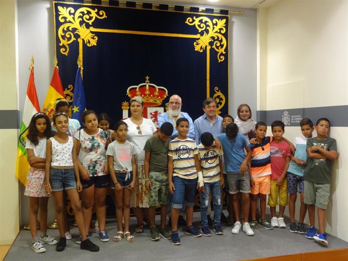 Pérez Sáenz, con los niños de 'Vacaciones en paz'
