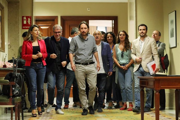 El líder de Podemos, Pablo Iglesias, sale de la reunión de su partido con UGT y CCOO acompañado de la portavoz de Galicia en Común, Yolanda Díaz, los secretarios generales de CC.OO, Unai Sordo, y de UGT, Pepe Álvarez, y el coordinador federal de IU, Alb