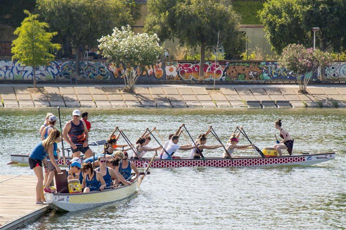 Deportistas en el XVIII Campeonato de Europa por Clubes de Dragon Boat