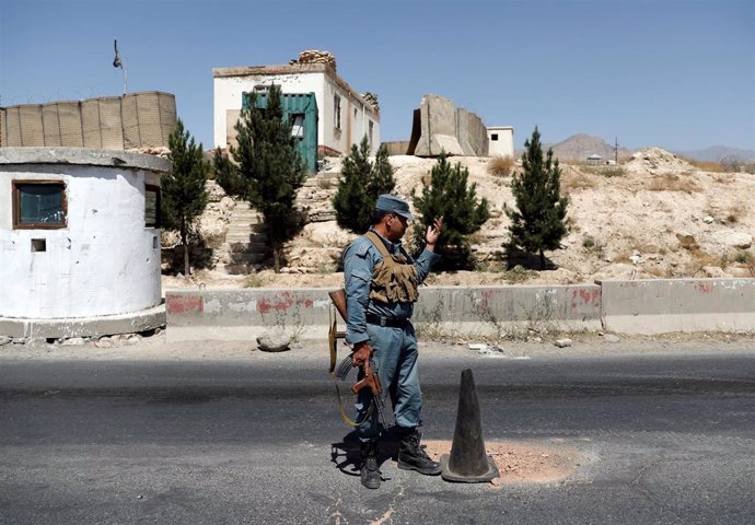 Un policía afgano en un puesto de control en la provincia de Wardak