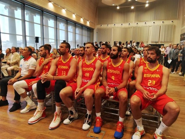 El pívot internacional español Marc Gasol, junto a compañeros de la selección.