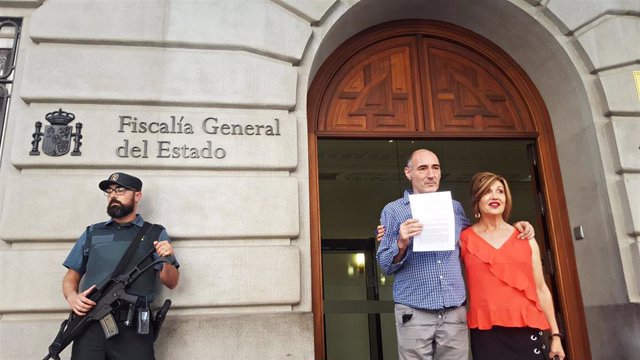 El presidente del Observatori Contra l'Homofobia de Catalunya, Eugeni Rodríguez, y la presidenta de la Federación Plataforma Trans, Mar Cambrollé, portan el escrito registrado en la Fiscalía General del Estado para que actúe contra el partido Vox.
