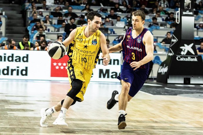 Ferran Bassas junto a Kevin Pangos en el Iberostar Tenerife-Bara Lassa de la Copa del Rey 2019