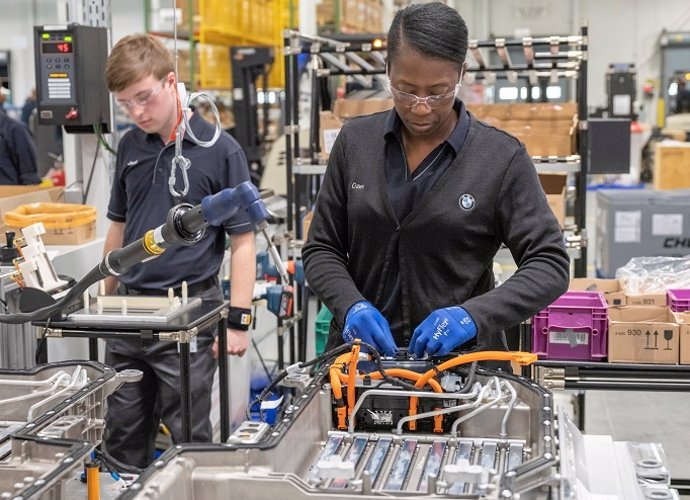 Operaria del grupo BMW ensambla una batería en la planta de la compañía en Spartanburg (Estados Unidos)