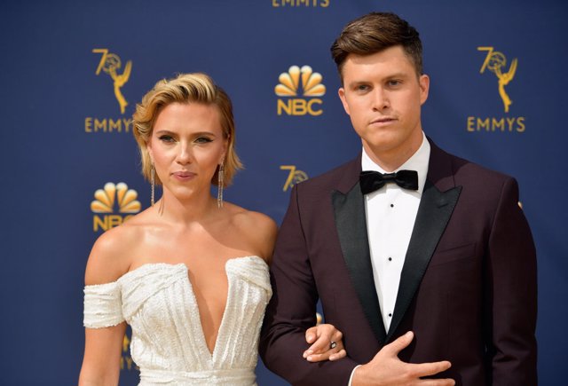 Scarlett Johansson y Colin Jost en la 70 edición de los Premios Emmy