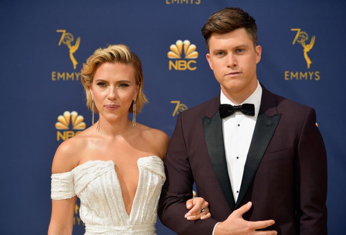 Scarlett Johansson y Colin Jost en la 70 edición de los Premios Emmy