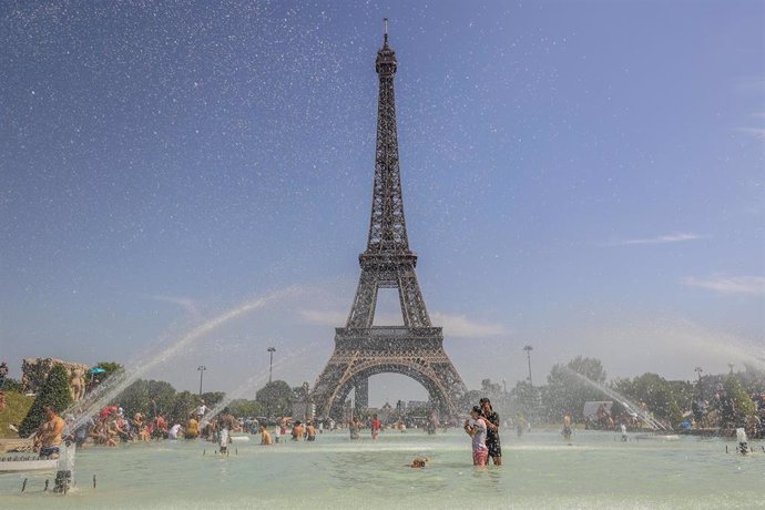28 June 2019, France, Paris: People enjoy the water at the Trocadero Fountain in front of the Eiffel Tower during a heat wave. Photo: Vanessa Carvalho/ZUMA Wire/dpa