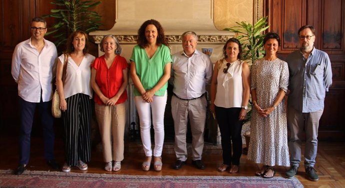 La presidenta del Consell de Mallorca, Catalina Cladera, con la ejecutiva de UGT en Baleares