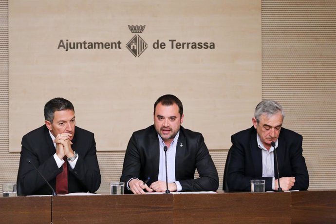 El alcalde de Terrassa, Jordi Ballart (centro)