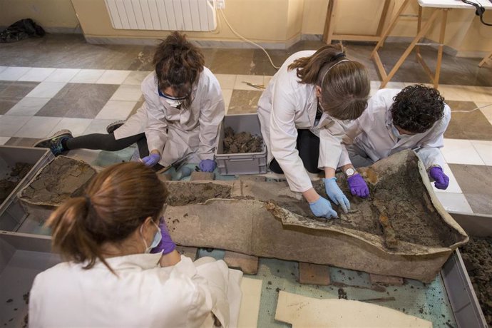 Trabajos con el sarcófago romano hallado en Granada
