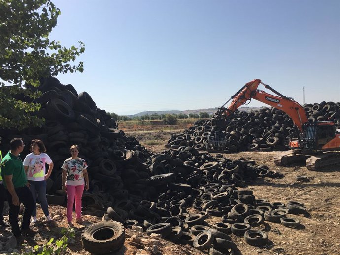 Jaén.- La Junta trabaja en la retirada de 8.000 toneladas de neumáticos de un de