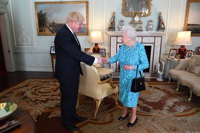 El nuevo primer ministro de Reino Unido, Boris Johnson, y la reina, Isabel II